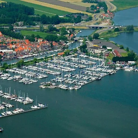 Botel Comfi Winter Houseboat Maatrollie In Monnickendam