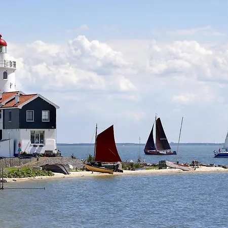 Botel Comfi Winter Houseboat Maatrollie In *